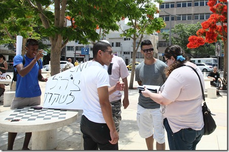 גלינה מבקשת מהמפגינים להציג לה שקרים