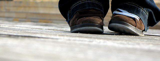 נעליים של ילד מפונק שלא משתתף בצעדה (תמונה: dakotilla)